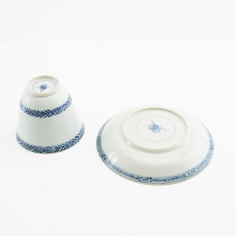 A blue and white cup with saucer, Qing dynasty, Kangxi (1662-1722).