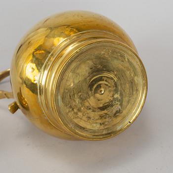 A brass jug, 18th/19th century.