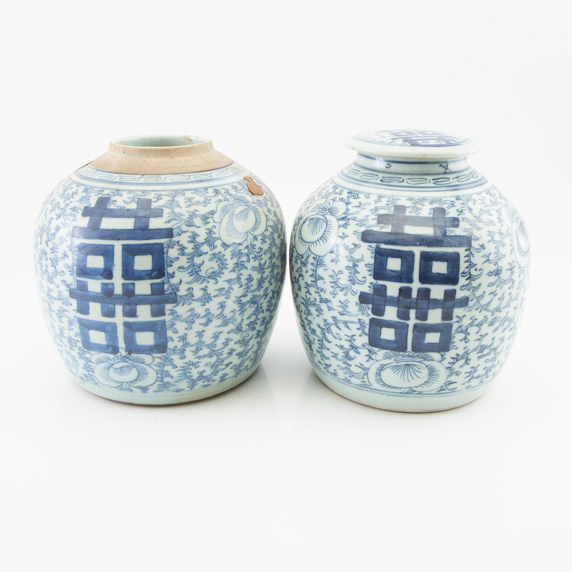 A set of two blue and white jars, late Qing dynasty.
