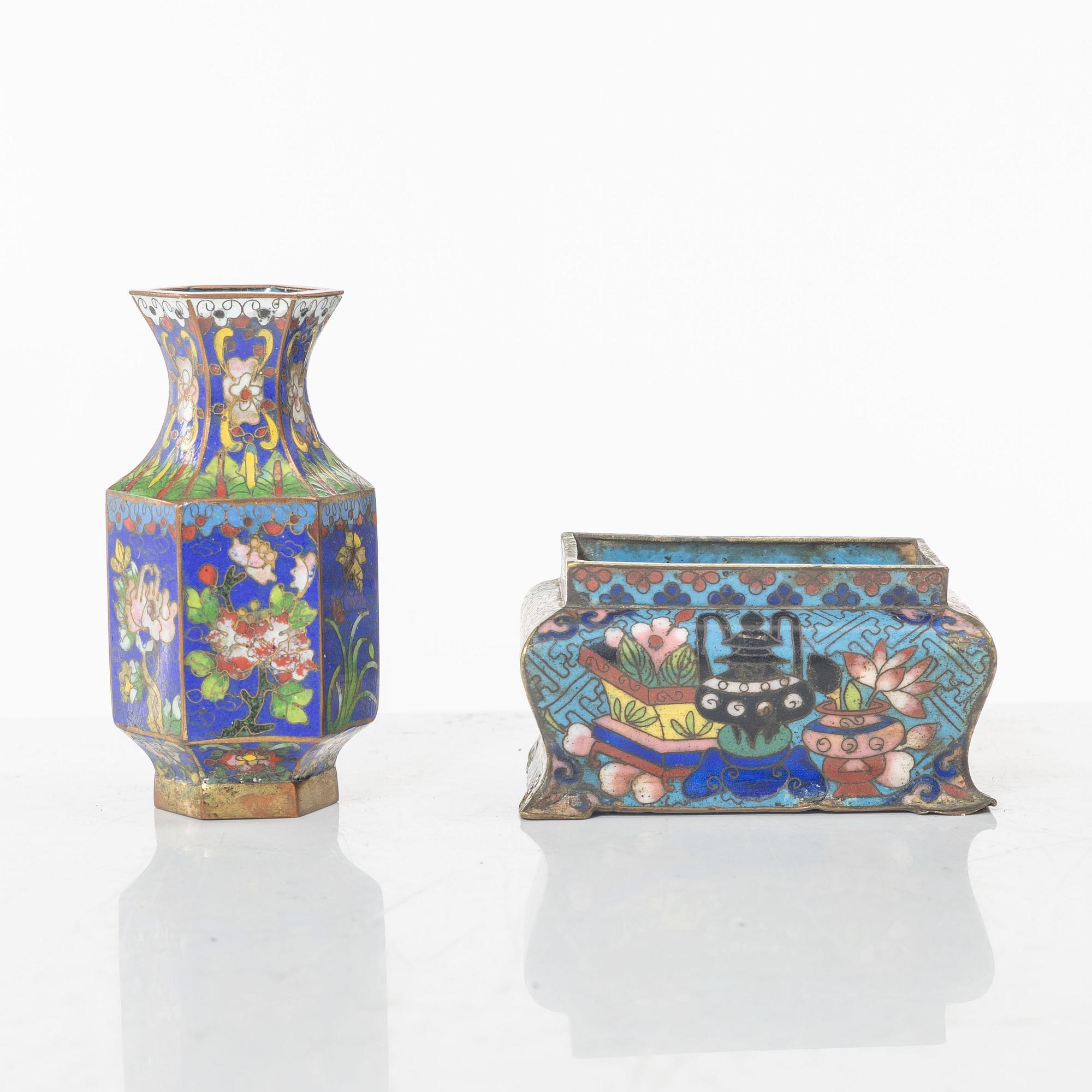 Vas och rökelsekar, cloisonné, Qingdynastin, 1800-tal.
