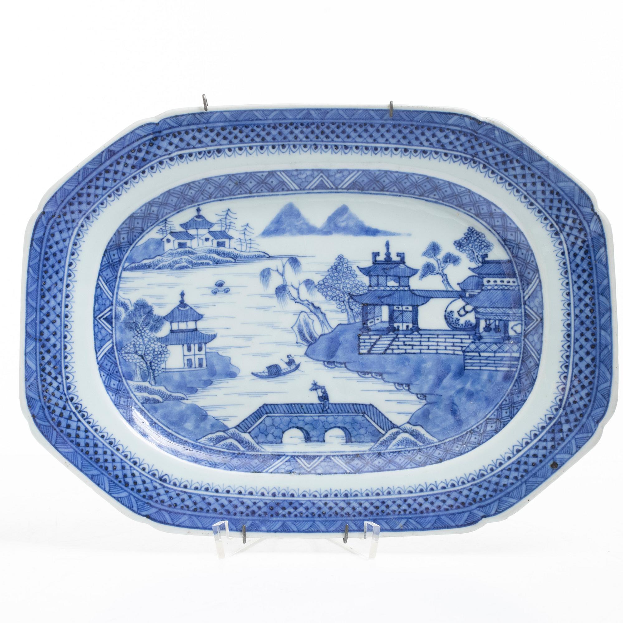 Roasting dishes, a pair, company porcelain, China, Qing dynasty, Qianlong (1736–95).