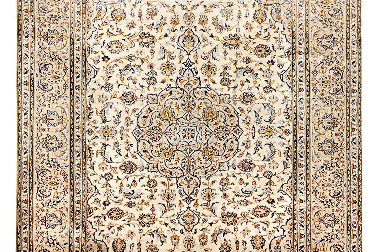 A Kashan carpet, c. 346 x 238 cm.