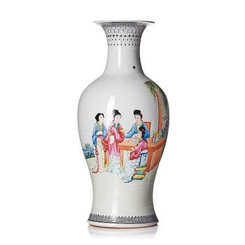 1094. A large Chinese famille rose vase, Republic, 20th Century-.