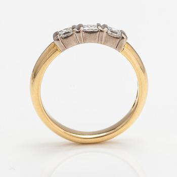 Sormus, 18K kultaa, princesshiottuja timantteja n. 0.39 ct yht. Kultakeskus, Tampere 2007.