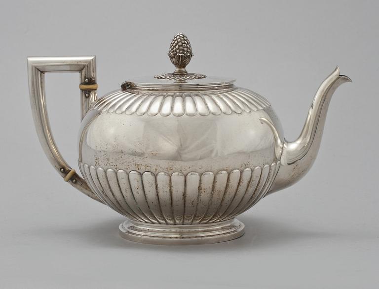 TESAMOVAR samt TEKANNA, silver, Gustaf Möllenborg, Stockholm, 1899. Vikt 1950 respektive 780 gram.