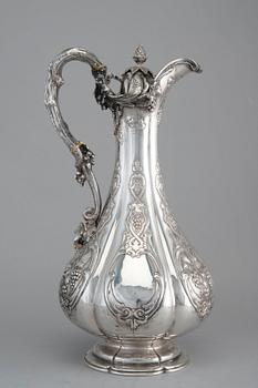 A WINE PITCHER, sterling silver E & J Barnard London 1866. Height 35 cm, vikt 1322 g.