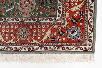 Matta, semiantik Täbris, Nordvästra Persien, ca 291 x 202 cm.