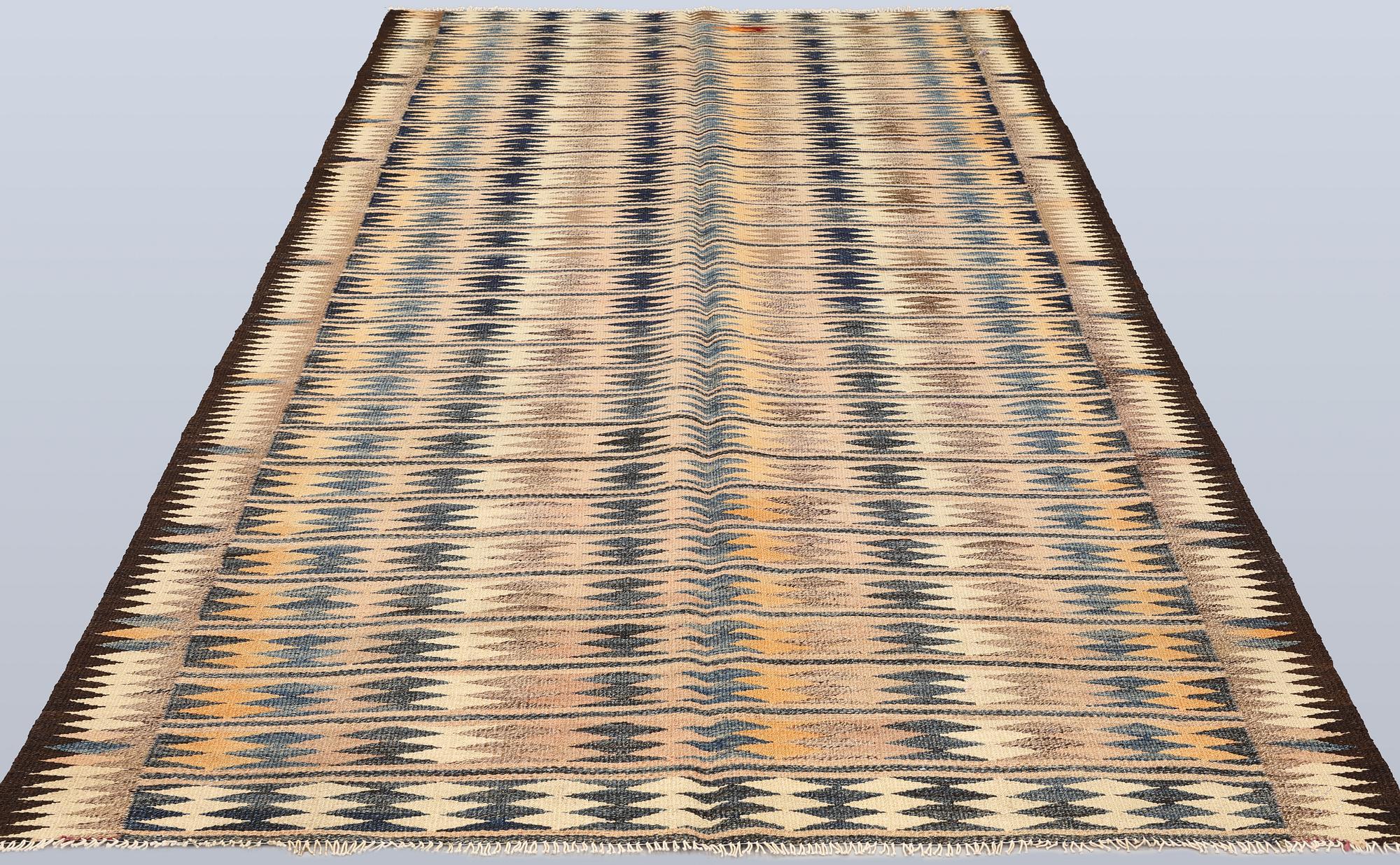 A Persian Nomad Kilim carpet, ca 286 x 155 cm.