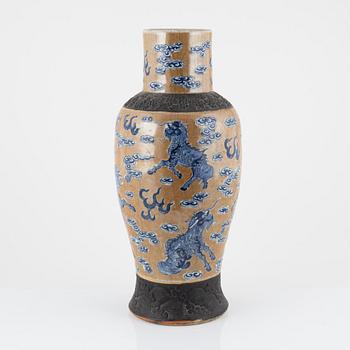 A porcelain floor vase, China, beginning of the 20th century.