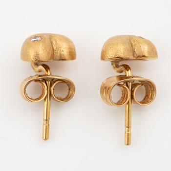 Ole Lynggaard a pair of earrings in 18K gold set with round brilliant-cut diamonds, in the shape of hearts.