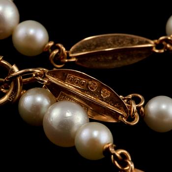 COLLIER, 18 k guld med odlade pärlor, Trege, Göteborg, 1966. Vikt 16 g.