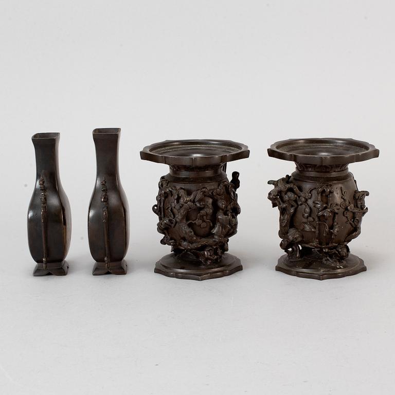VASER, ett par, samt RÖKELSEKAR, ett par, brons. Japan, Meiji (1868-1912) samt tidigt 1900-tal.