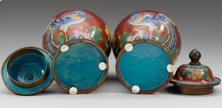 A pair of cloisonné vases with covers, late Qing dynasty. (2).