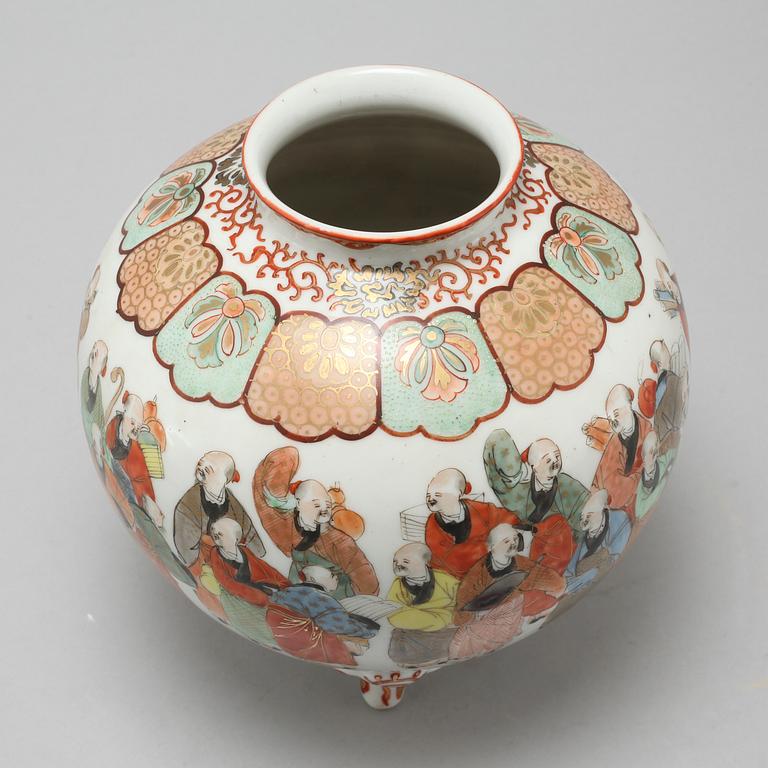 A Japanese vase, Meiji, (1868-1912).