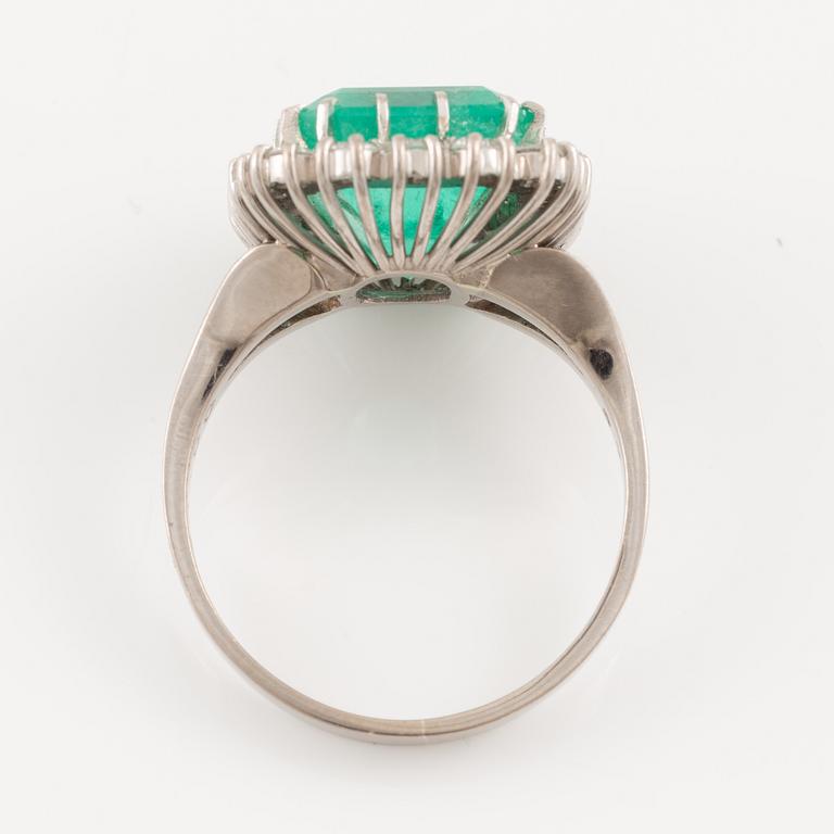 Ring, cocktailring, 18K vitguld med smaragdslipad smaragd och briljantslipade diamanter.