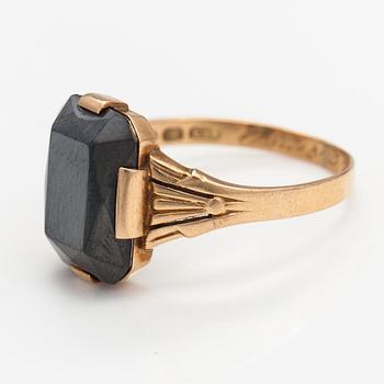 A 14K gold ring with a hematit. Turku 1934.