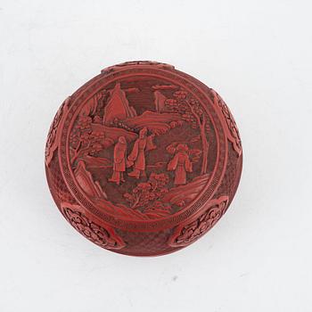 Ask med lock, lackerad i rött, Kina, 1900-tal.
