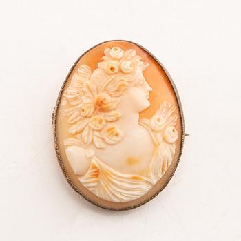 Brooch 8K gold with shell cameo.