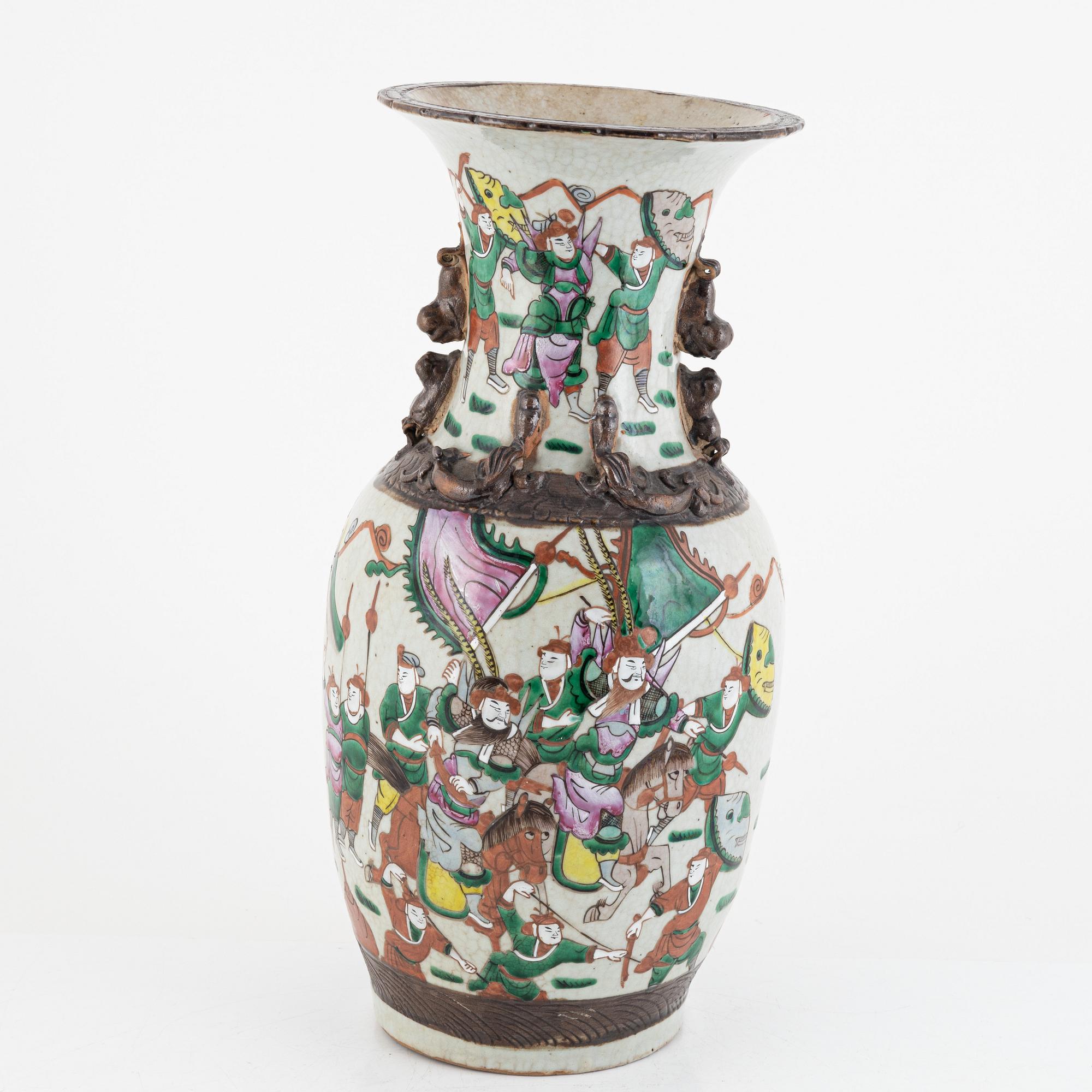 A Chinese enamelled vase, late Qingdynasty / around 1900.