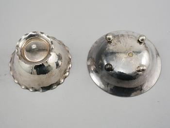 SKÅLAR, 2 st, silver, C.G Hallberg, Stockholm, 1934 respektive 1922, vikt 395 gram.