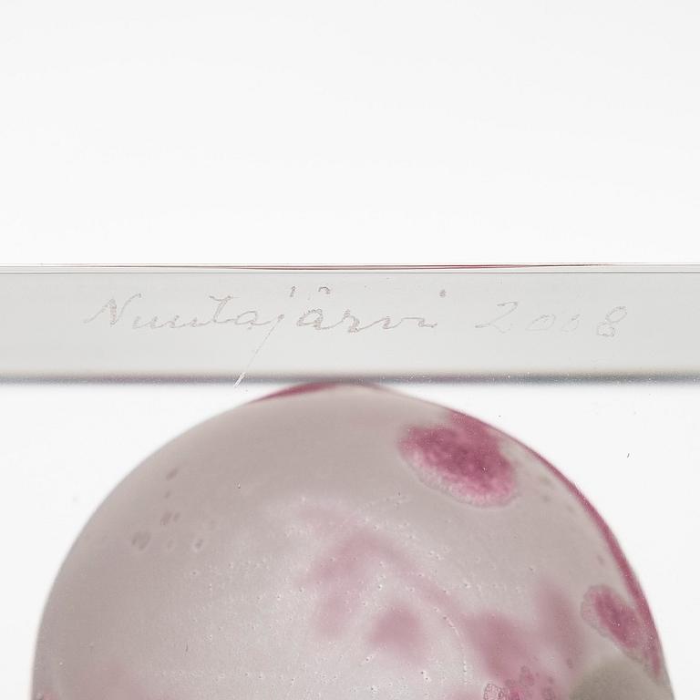 Oiva Toikka, an annual glass cube, signed Oiva Toikka, Nuutajärvi 2008 and numbered 213/2000.