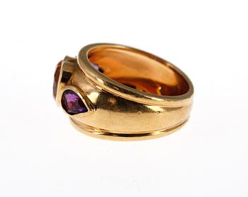 RING, 18k guld med hjärtslipad citrin samt två ametister.