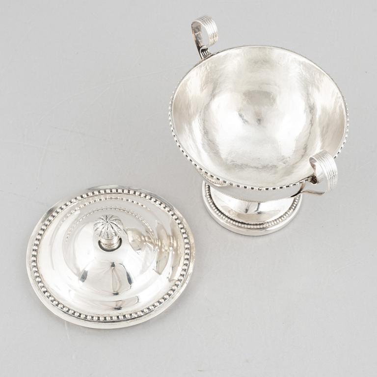 Bowl with lid, silver, maker's mark AEK and indistinct mark, 18th/19th century.