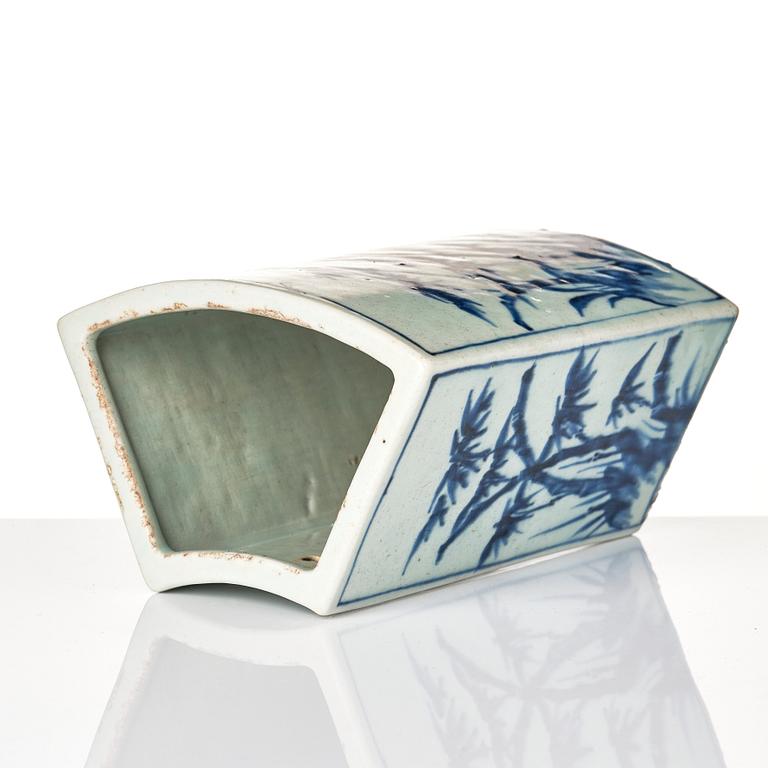 Ställ/vas, porslin. Transition, 1600-tal.