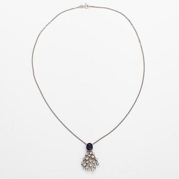 A platinum and 14K white gold necklace with a synthetic sapphire and diamonds ca. 1.10 ct in total.