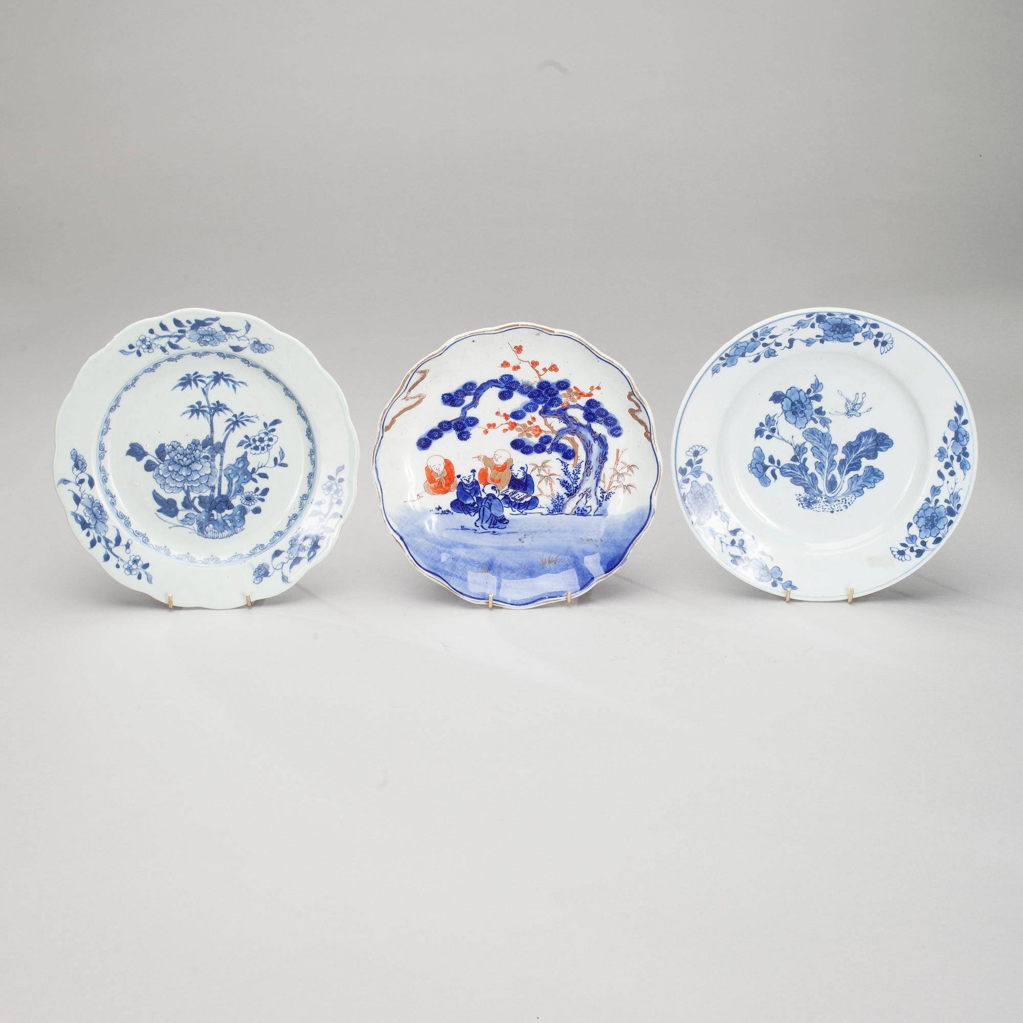 TALLRIKAR, 2 st, porslin Kina 1700-tal samt TALLRIK, porslin, Japan tidigt 1900-tal.