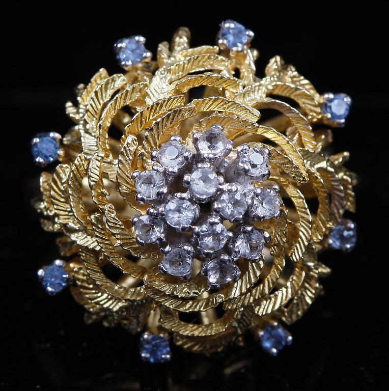 RING, 14k guld med vita och blå stenar.