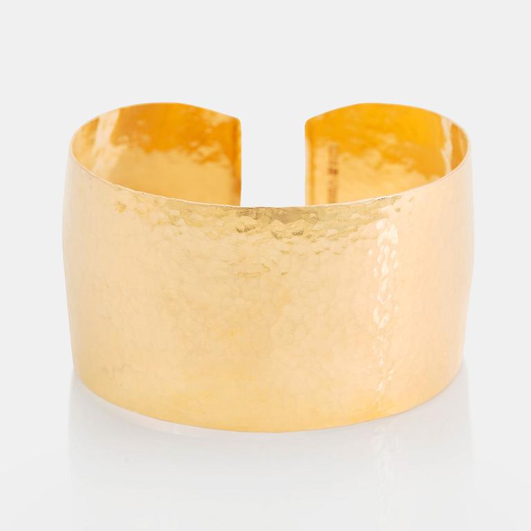 An 18K gold bangle.