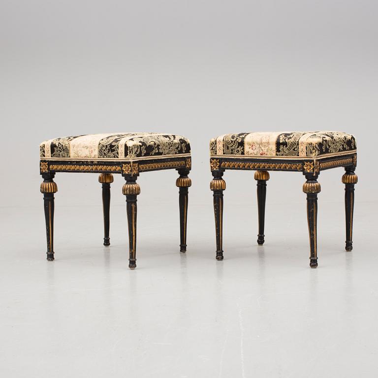 TABURETTER, ett par, sengustavianska.Omkring år 1800.