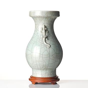 A large ge glazed vase, Qing dynasty, 19th century.