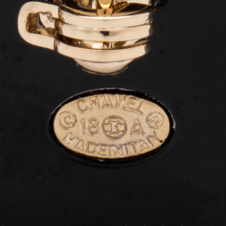 Chanel brooch, resin, metal and fake pearl, approx 5 x 3 cm, original case and box.