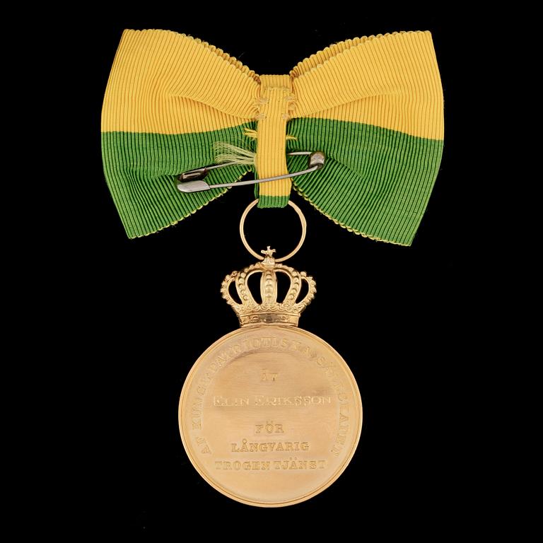 MEDALJ, 18 k, guld, "Kungliga Patriotiska Sällskapet", 1951. Totalvikt med band ca 26 gram.