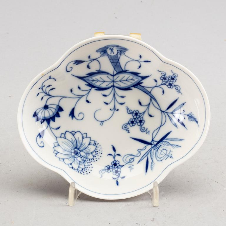 SERVISDELAR, 19 st, porslin, "Lökmönstret", Meissen, Tyskland,