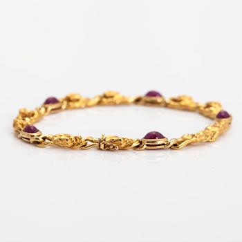Carrera y Carrera, an 18K gold bracelet, in the shape of panthers with cabochon-cut rubies.