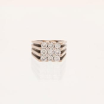A 21K white gold ring with round briliant cut diamonds.