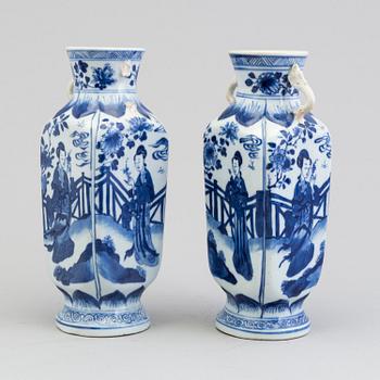 A pair of chinese Kangxi vases, 1662-1722.