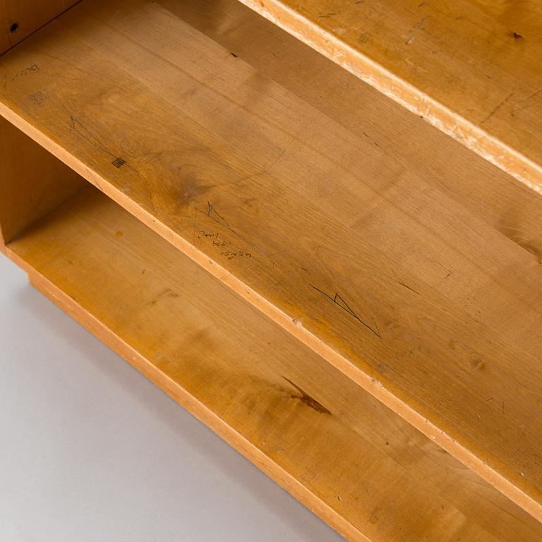 Aino Aalto, kirjahylly, malli 408, O.Y. Huonekalu- ja Rakennustyötehdas A.B, 1940-luku.
