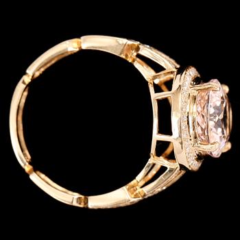 RING, 14k guld med fasetterad morganit, ca 3,62 ct, delvis infattad med små briljantslipade diamanter tot ca 0,26 ct.