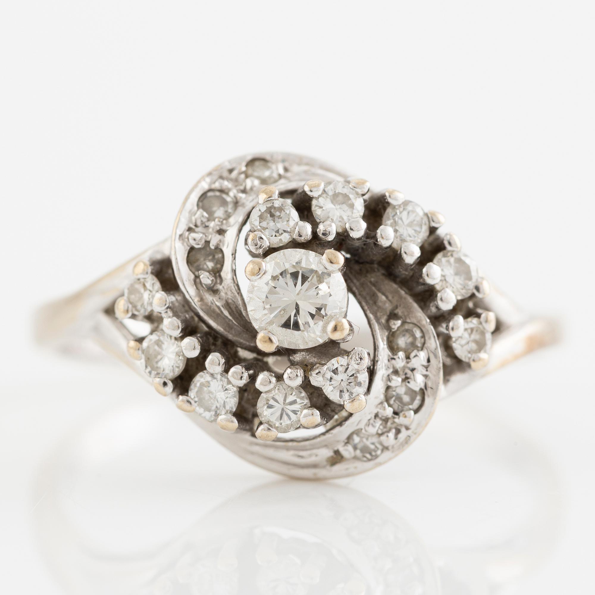Ring 18K gold set with round brilliant and eight-cut diamonds.