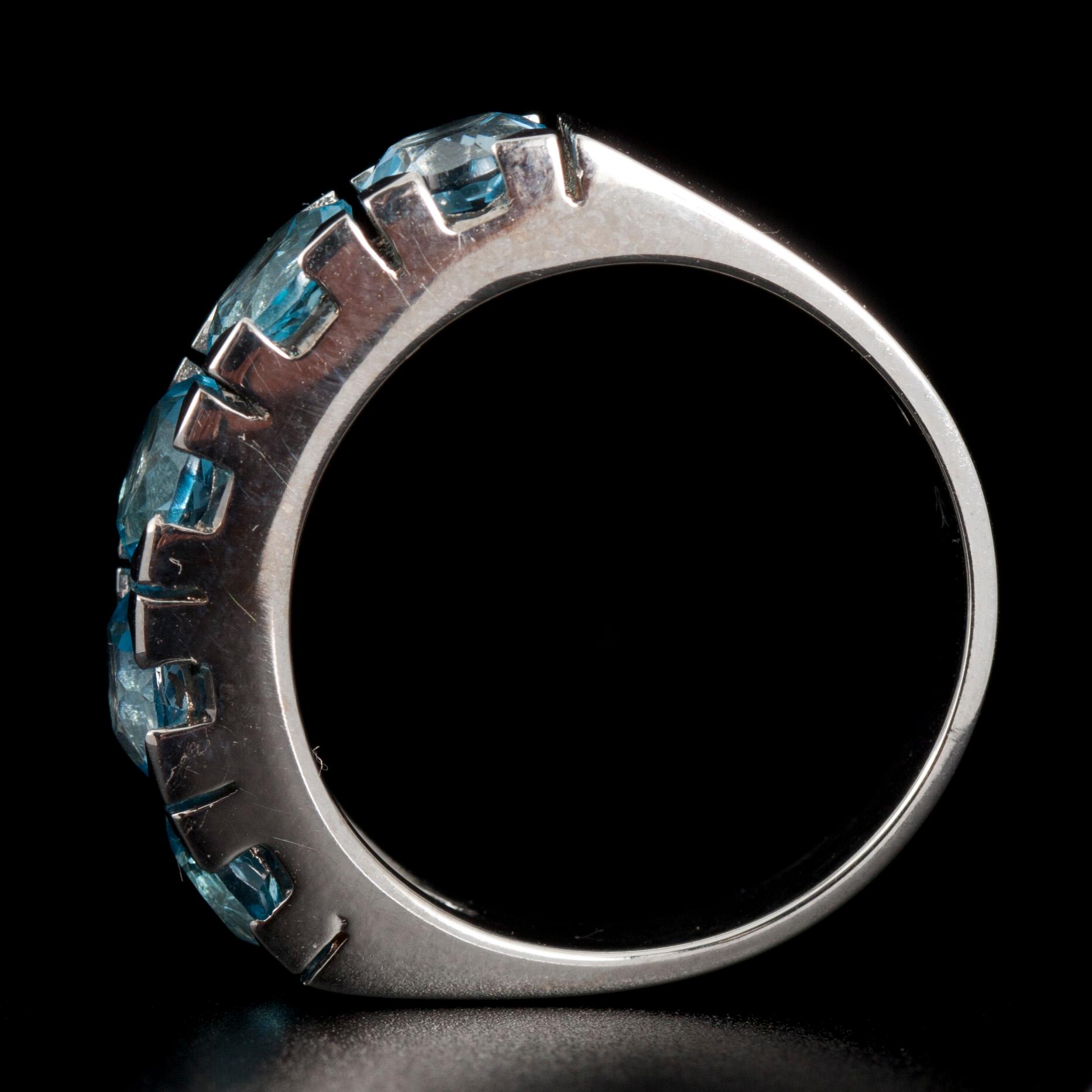 ALLIANSRING, vitguld 14K, 5 topaser, tot. 3,31 ct. Vikt 6,08 g.