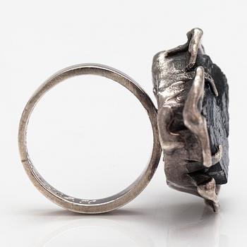 Reino Saastamoinen, Ring, sterlingsilver och spektrolit. Helsingfors 1970.