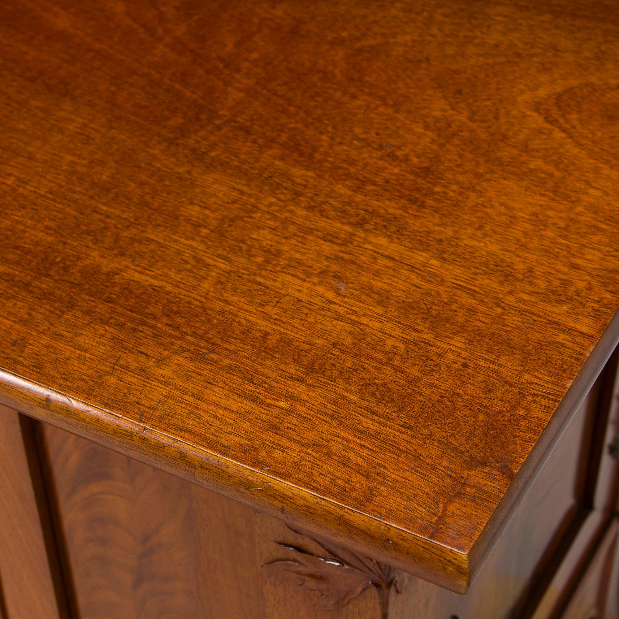Karl Tirén, An Art Nouveau mahogany cabinet by A.B Naeslunds Möbelfabrik, Umeå, Sweden, approx. 1901.
