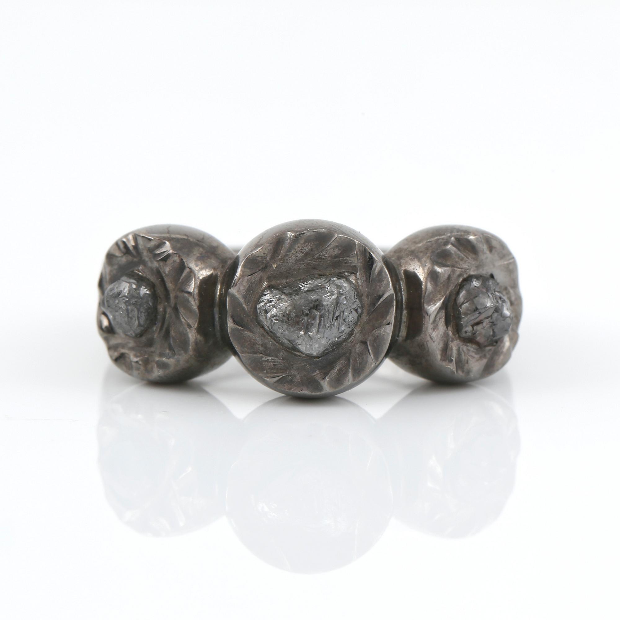 RING, Damiani och Sharon Stone kollektion "Maji", Italien. Oxiderat silver med tre oslipade svarta diamanter.