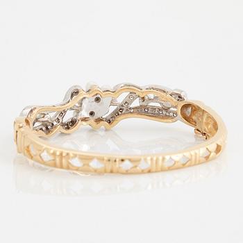 Armring 14K guld med gammal- och åttkantslipade diamanter samt pärlor.