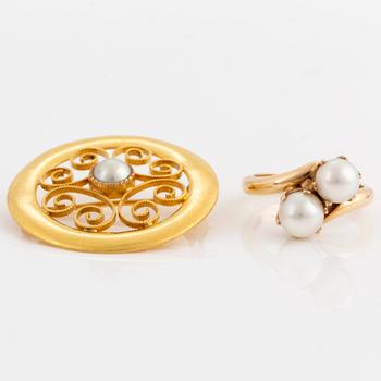 18K gold brooch and ring.