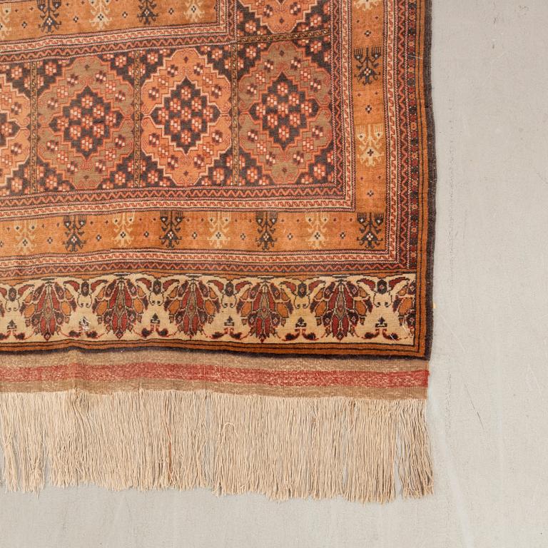 Matta Orientalisk semiantik ca 364x237 cm.